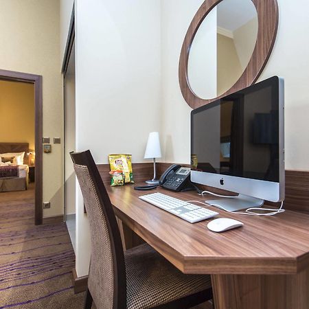 Merchants Crown Suites And Spa Praha Bagian luar foto A computer in a hotel room