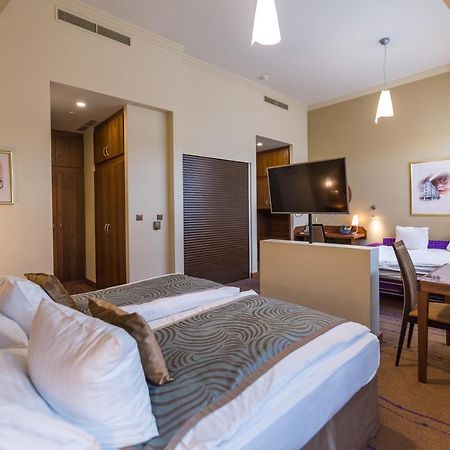 Merchants Crown Suites And Spa Praha Bagian luar foto Suite