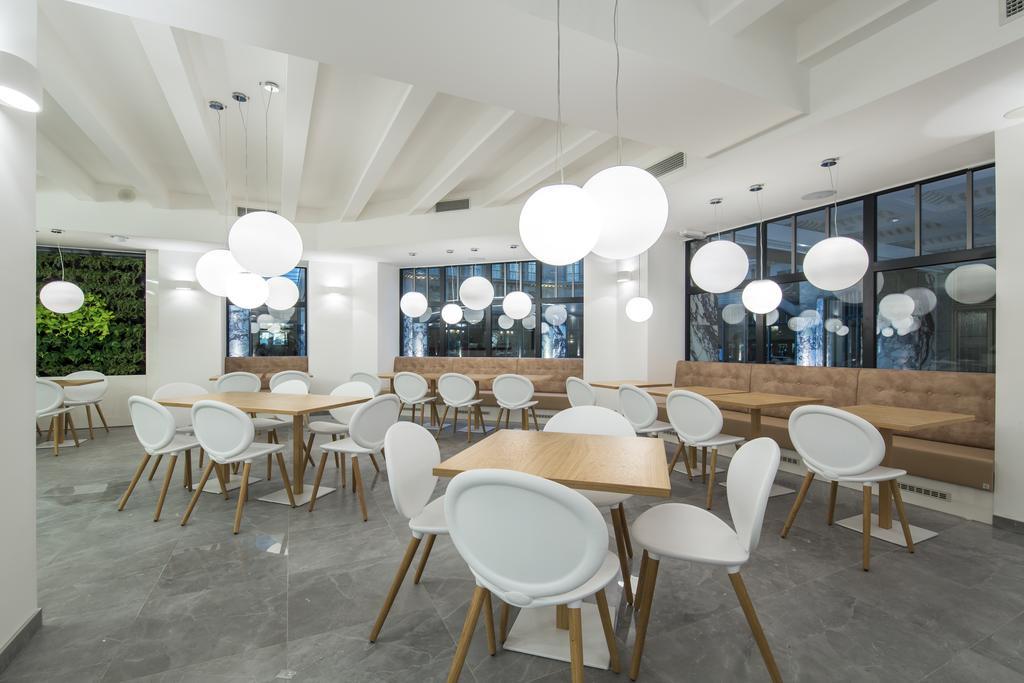 Merchants Crown Suites And Spa Praha Bagian luar foto The interior of the restaurant