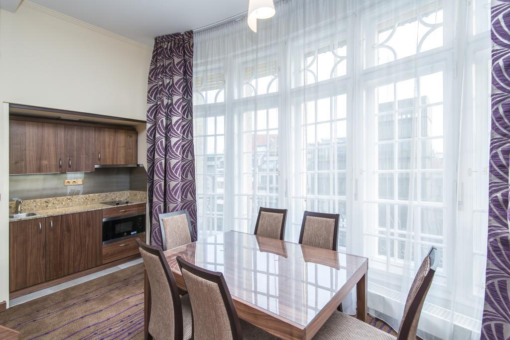 Merchants Crown Suites And Spa Praha Bagian luar foto A kitchen with a large window