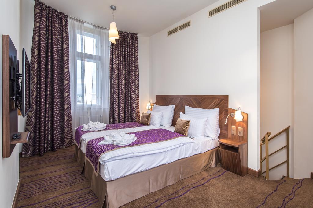 Merchants Crown Suites And Spa Praha Bagian luar foto A room at the hotel