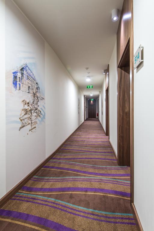 Merchants Crown Suites And Spa Praha Bagian luar foto A typical hotel corridor