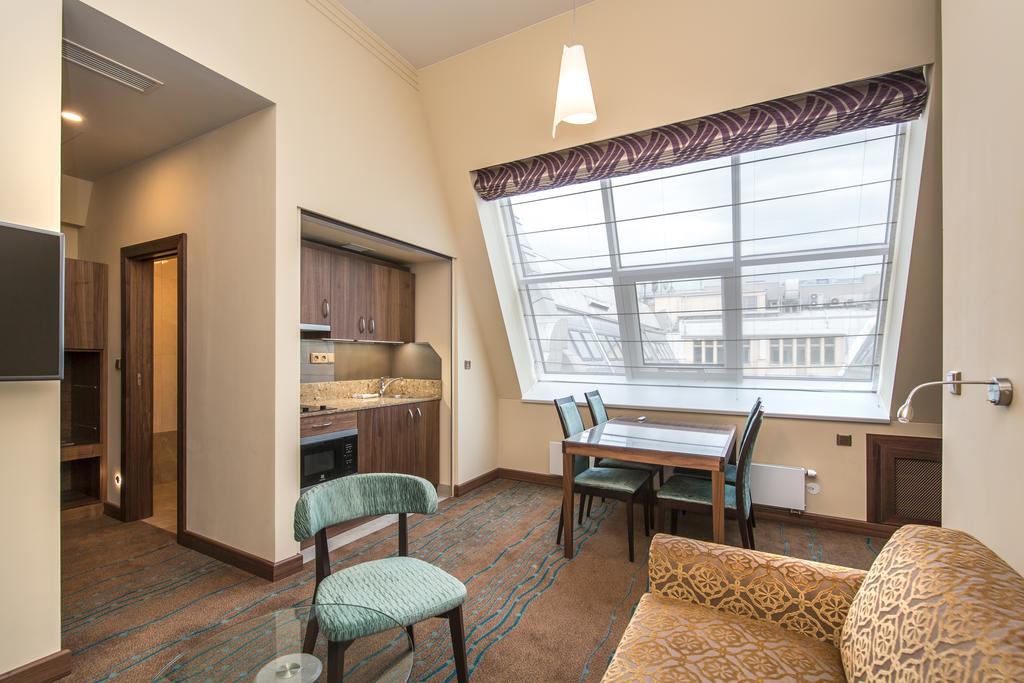 Merchants Crown Suites And Spa Praha Bagian luar foto A typical apartment