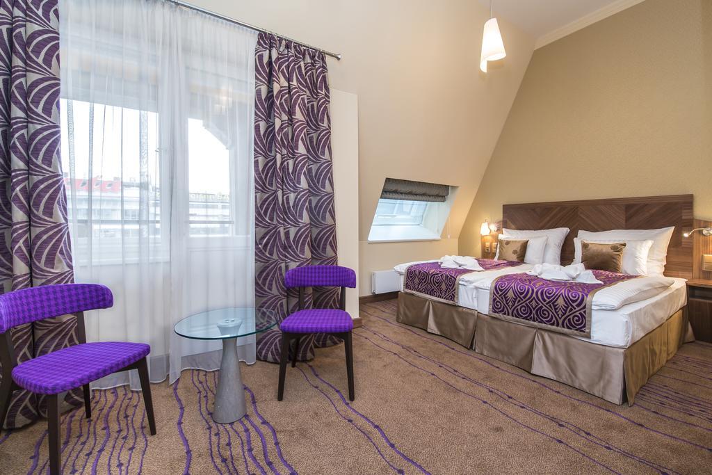 Merchants Crown Suites And Spa Praha Bagian luar foto