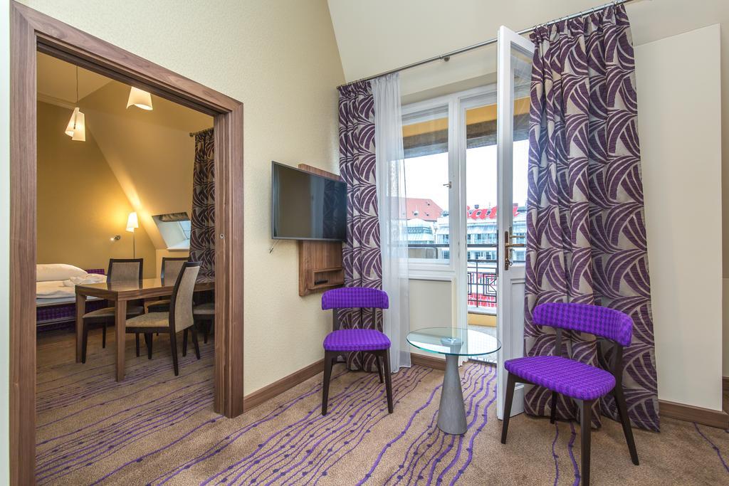 Merchants Crown Suites And Spa Praha Bagian luar foto Suite
