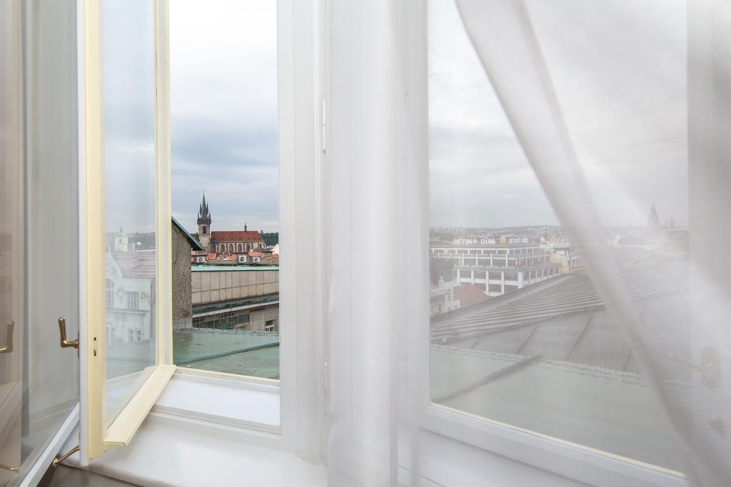 Merchants Crown Suites And Spa Praha Bagian luar foto Curtains