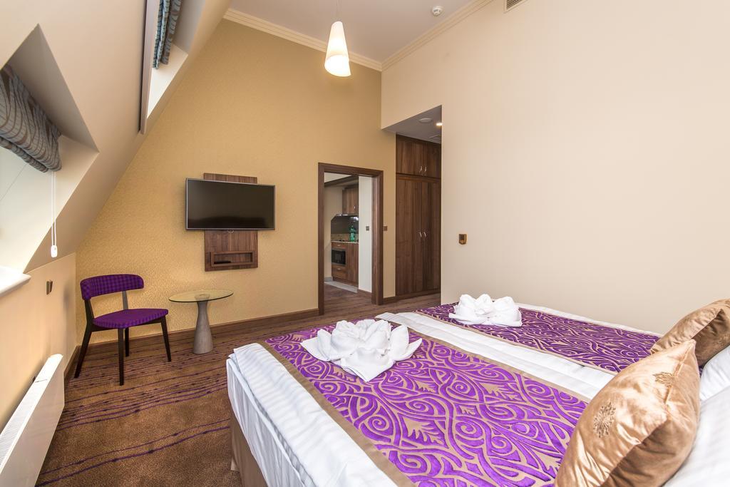 Merchants Crown Suites And Spa Praha Bagian luar foto A room at the Premier Inn in London