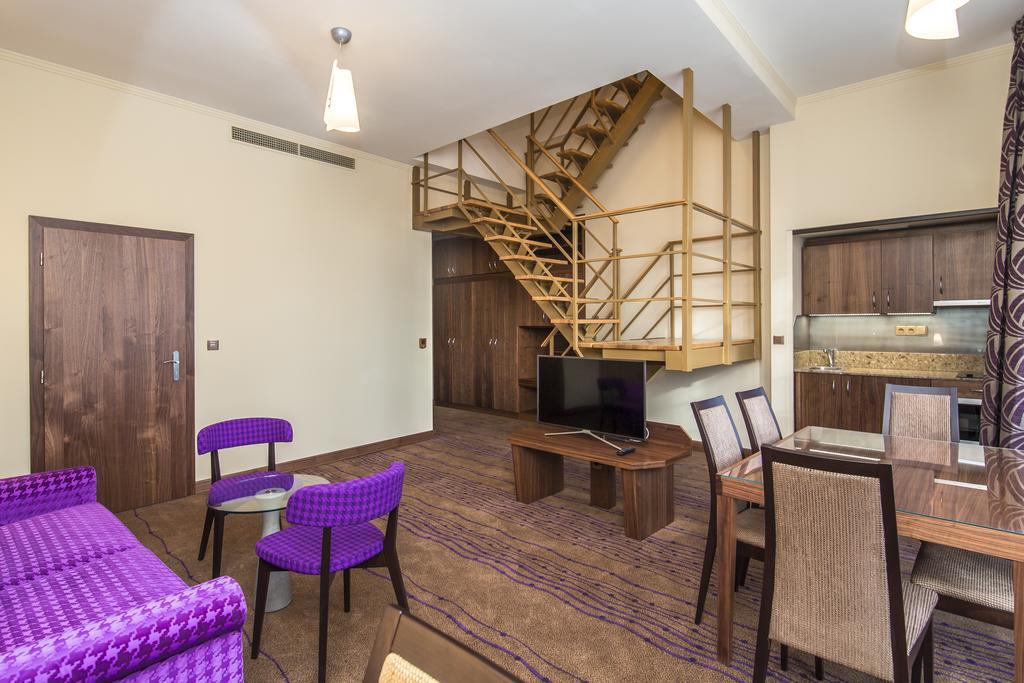 Merchants Crown Suites And Spa Praha Bagian luar foto A typical apartment
