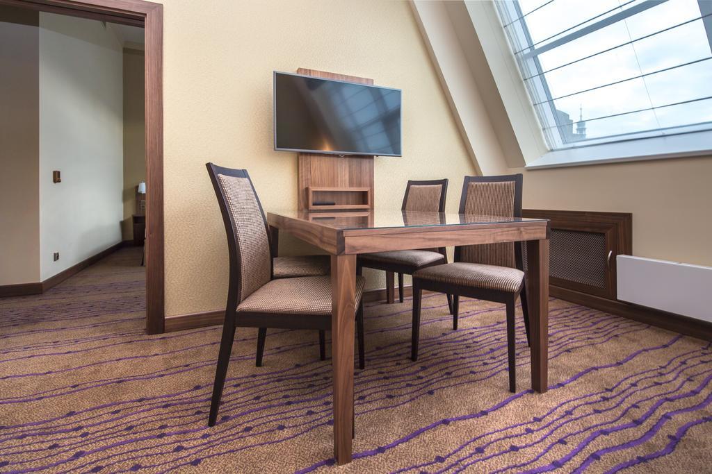 Merchants Crown Suites And Spa Praha Bagian luar foto A suite at the hotel
