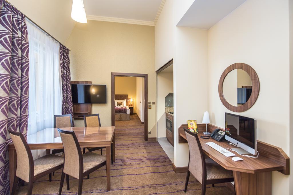 Merchants Crown Suites And Spa Praha Bagian luar foto Suite