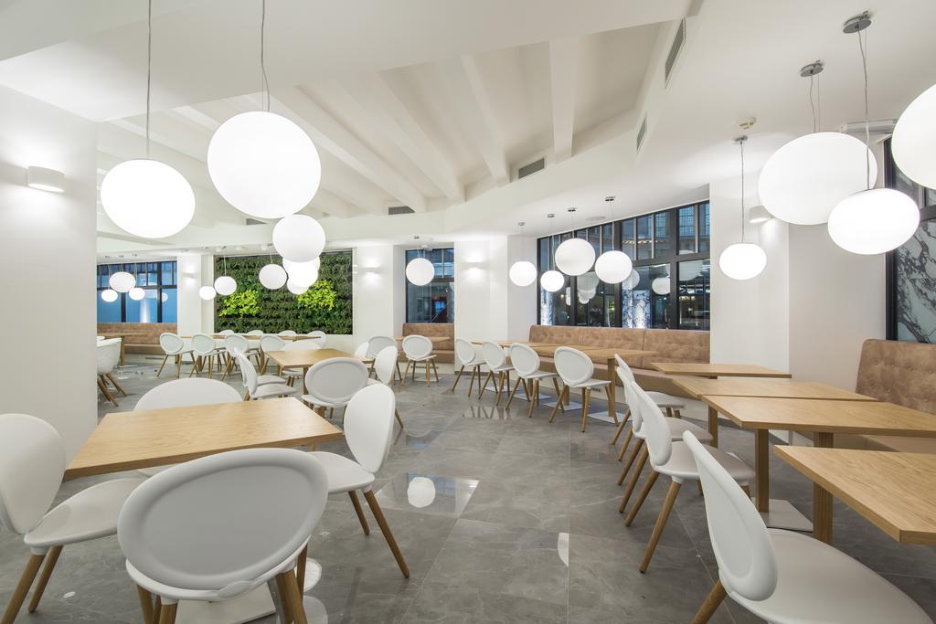 Merchants Crown Suites And Spa Praha Bagian luar foto Interior of the restaurant