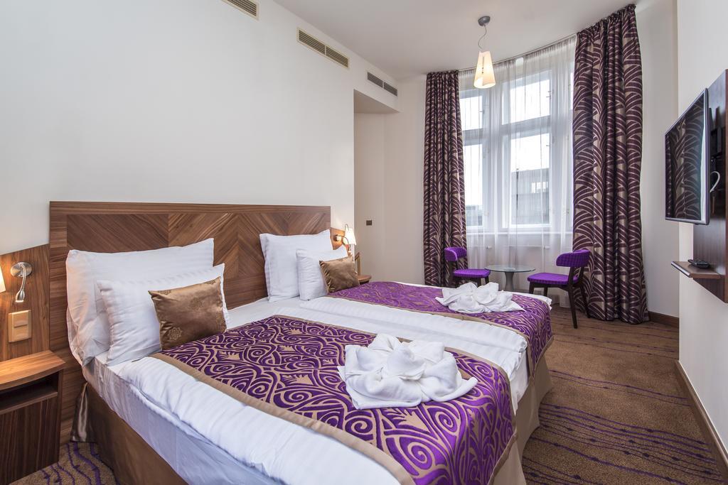 Merchants Crown Suites And Spa Praha Bagian luar foto