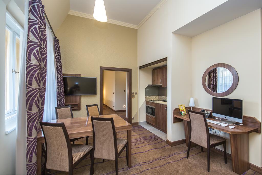 Merchants Crown Suites And Spa Praha Bagian luar foto A typical apartment