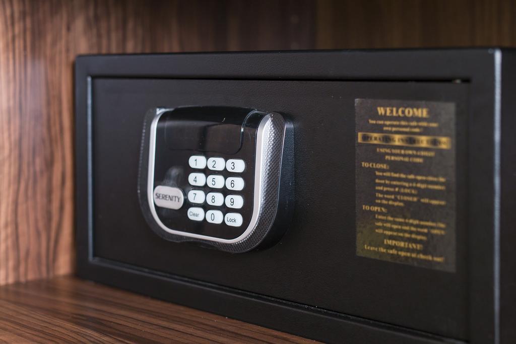 Merchants Crown Suites And Spa Praha Bagian luar foto A safe with a keypad
