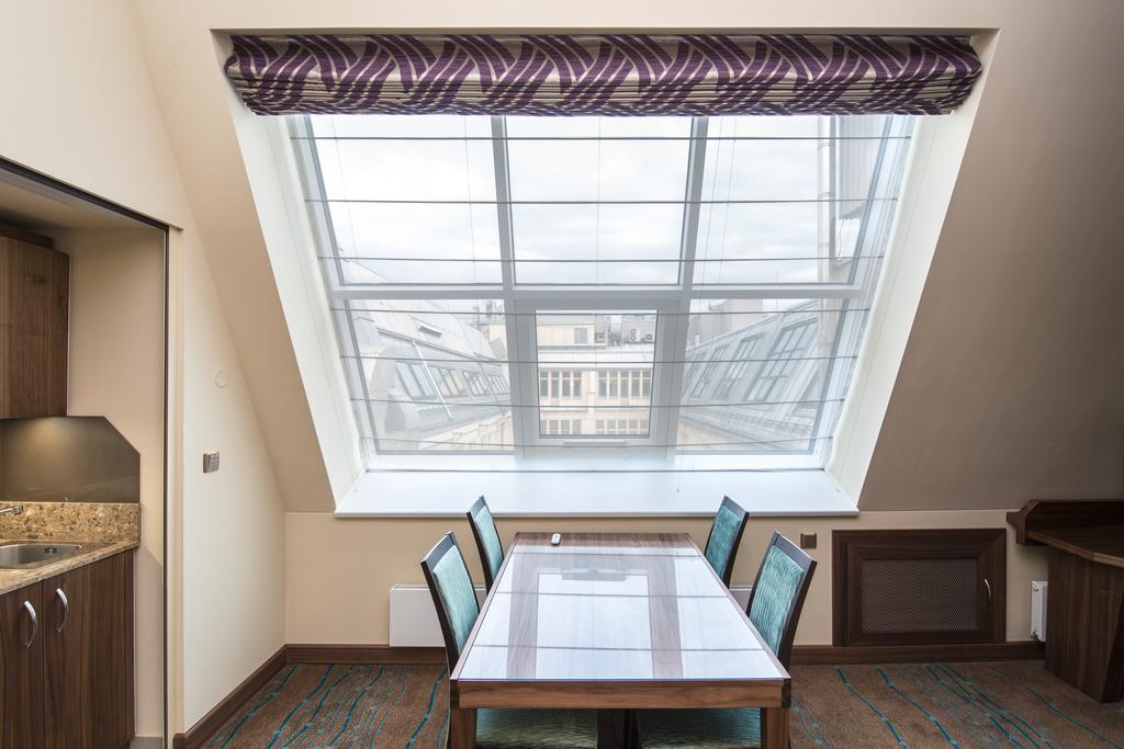 Merchants Crown Suites And Spa Praha Bagian luar foto Roman shade