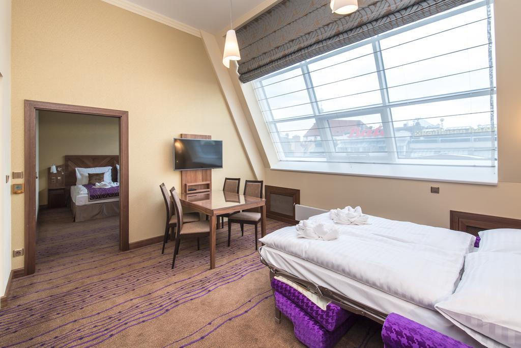Merchants Crown Suites And Spa Praha Bagian luar foto A Premier Inn room