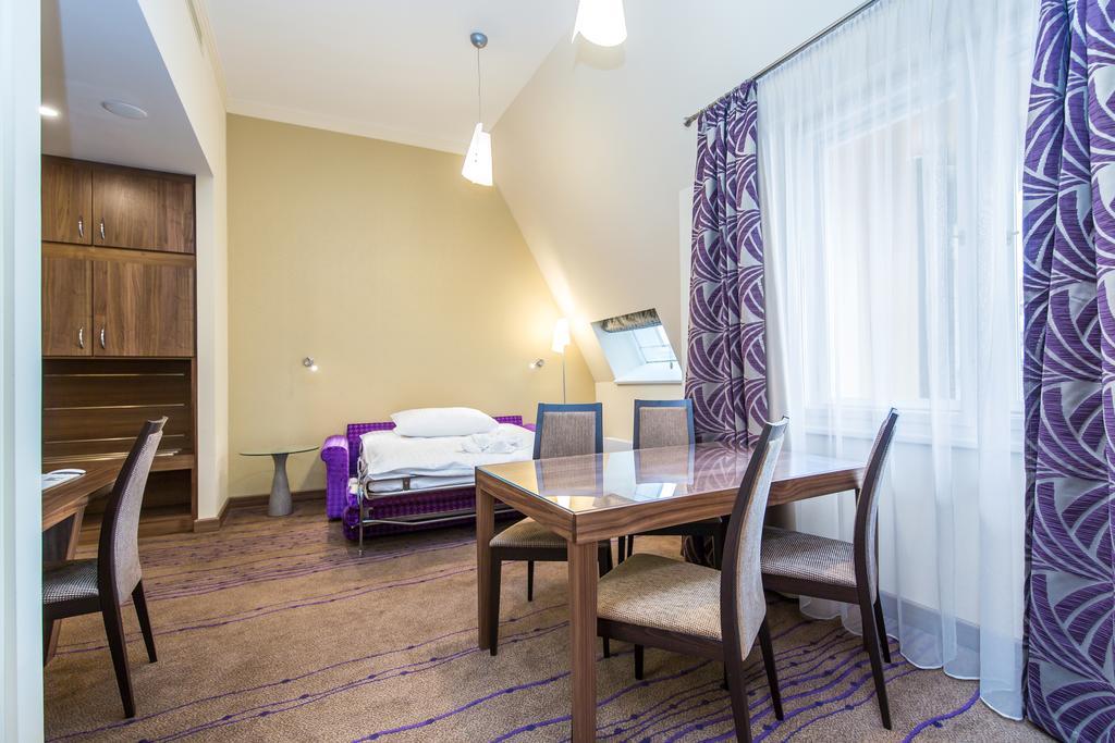 Merchants Crown Suites And Spa Praha Bagian luar foto A typical apartment