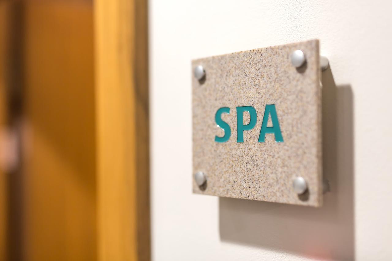 Merchants Crown Suites And Spa Praha Bagian luar foto Spa sign