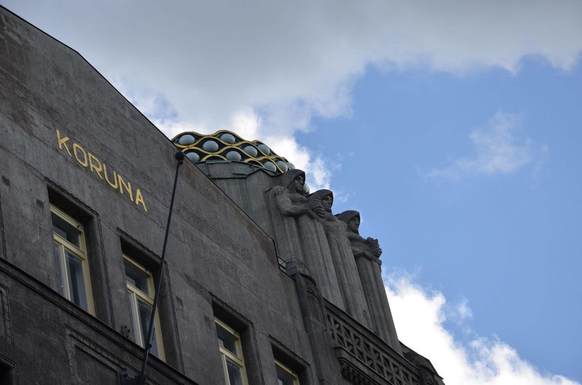 Merchants Crown Suites And Spa Praha Bagian luar foto Detail of the facade