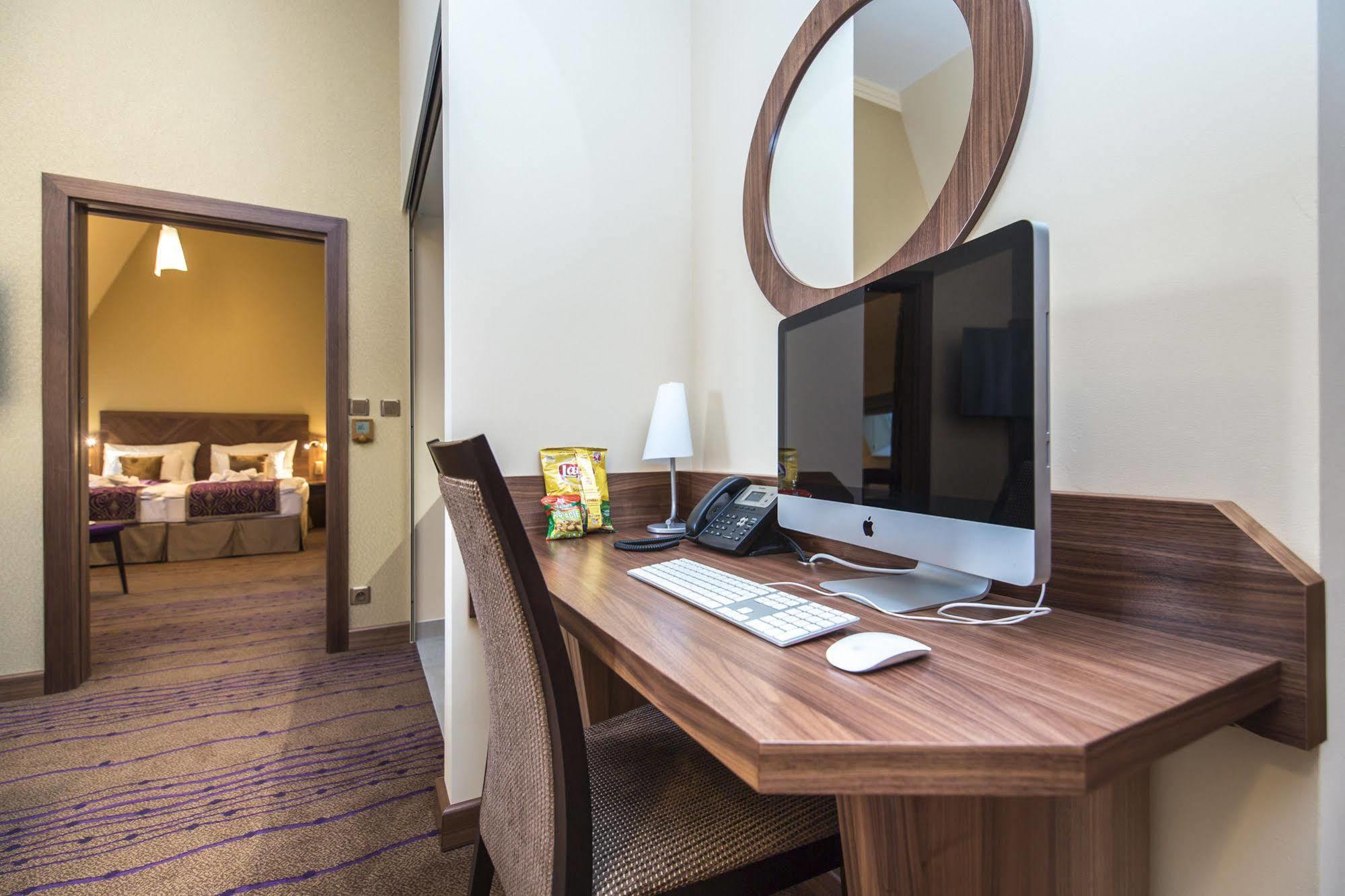 Merchants Crown Suites And Spa Praha Bagian luar foto A computer in a hotel room