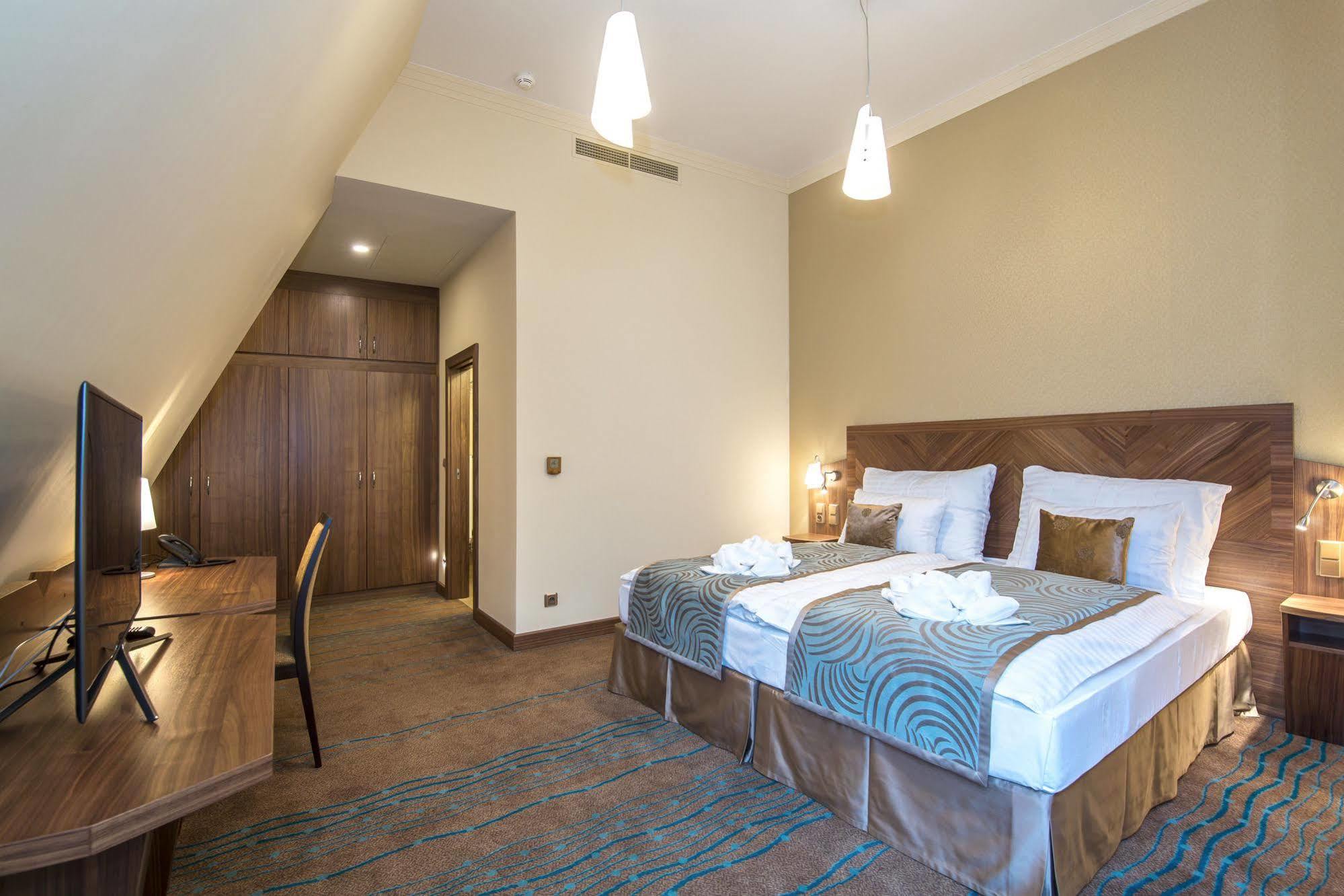 Merchants Crown Suites And Spa Praha Bagian luar foto A room at the hotel