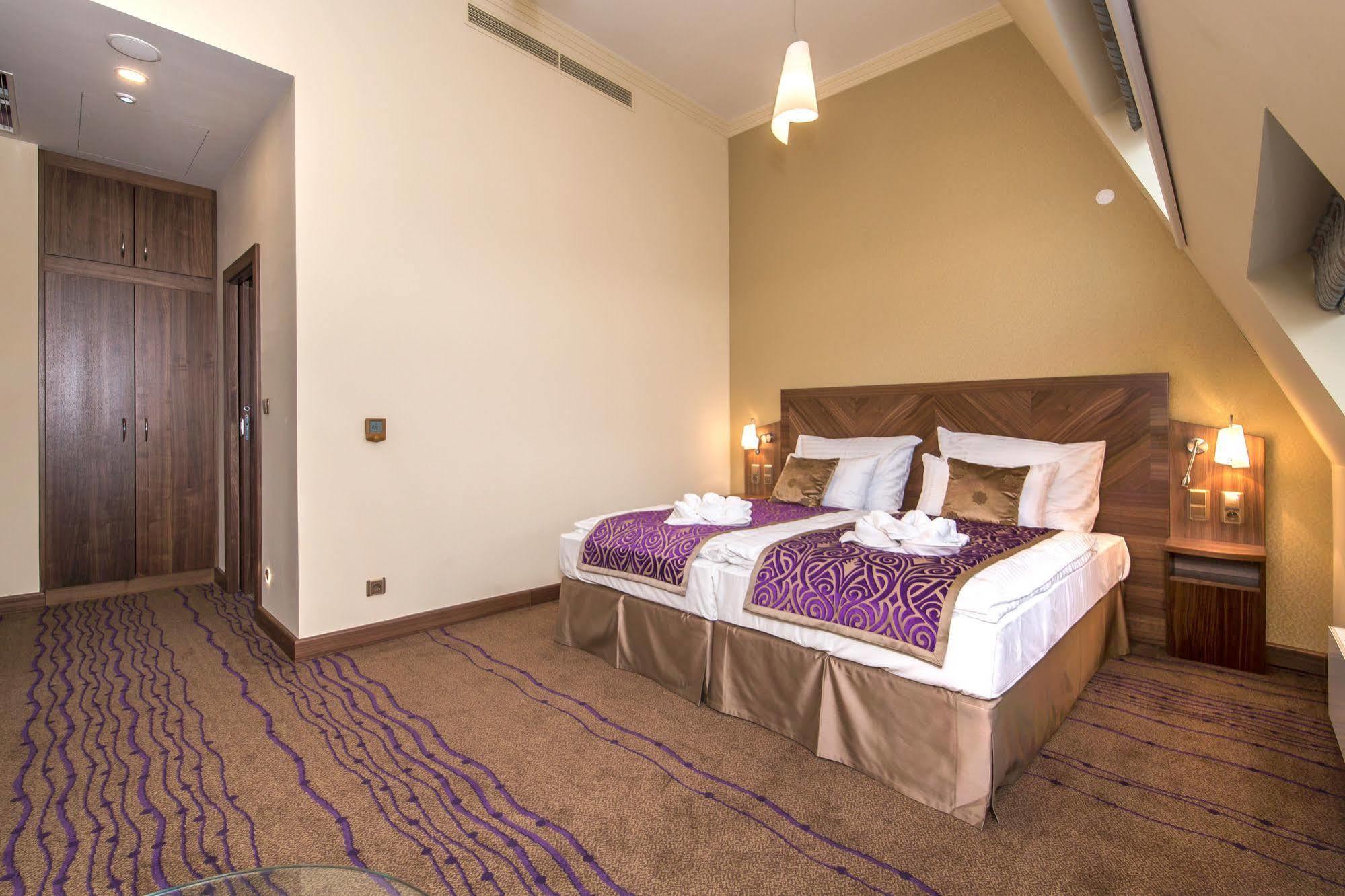 Merchants Crown Suites And Spa Praha Bagian luar foto Suite