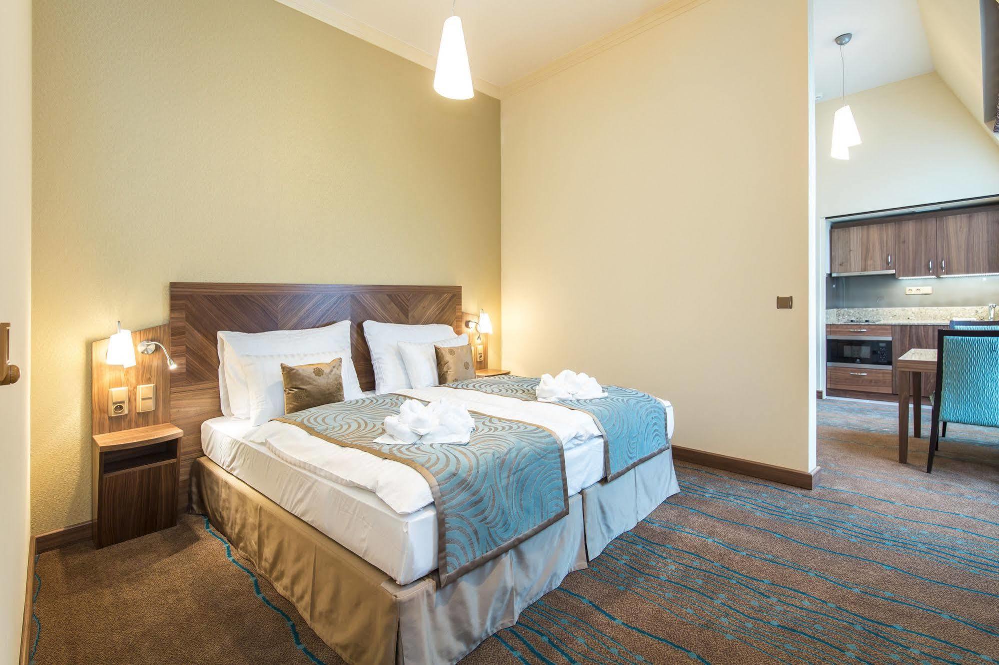 Merchants Crown Suites And Spa Praha Bagian luar foto A room at the hotel