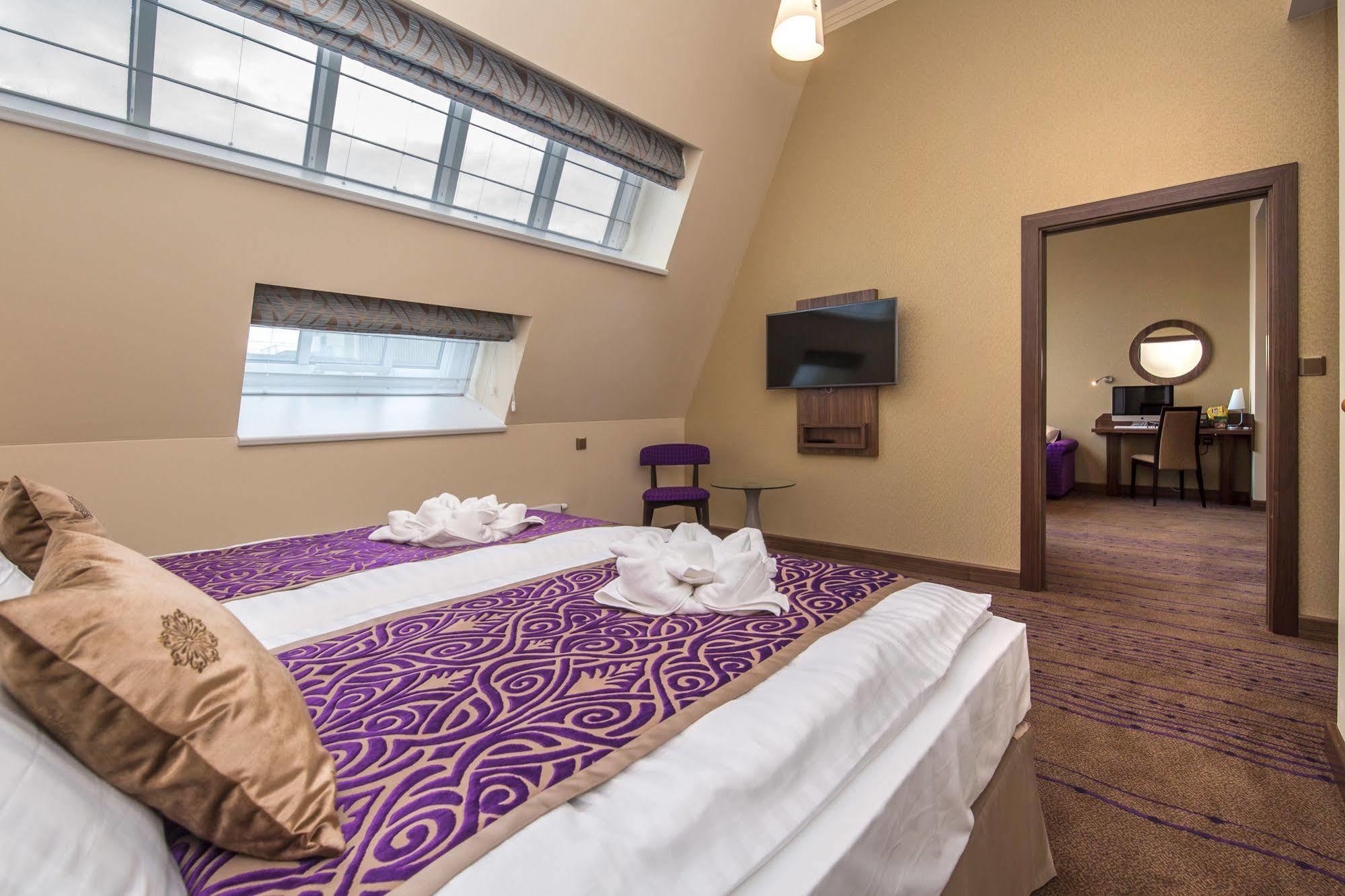 Merchants Crown Suites And Spa Praha Bagian luar foto A suite at the hotel