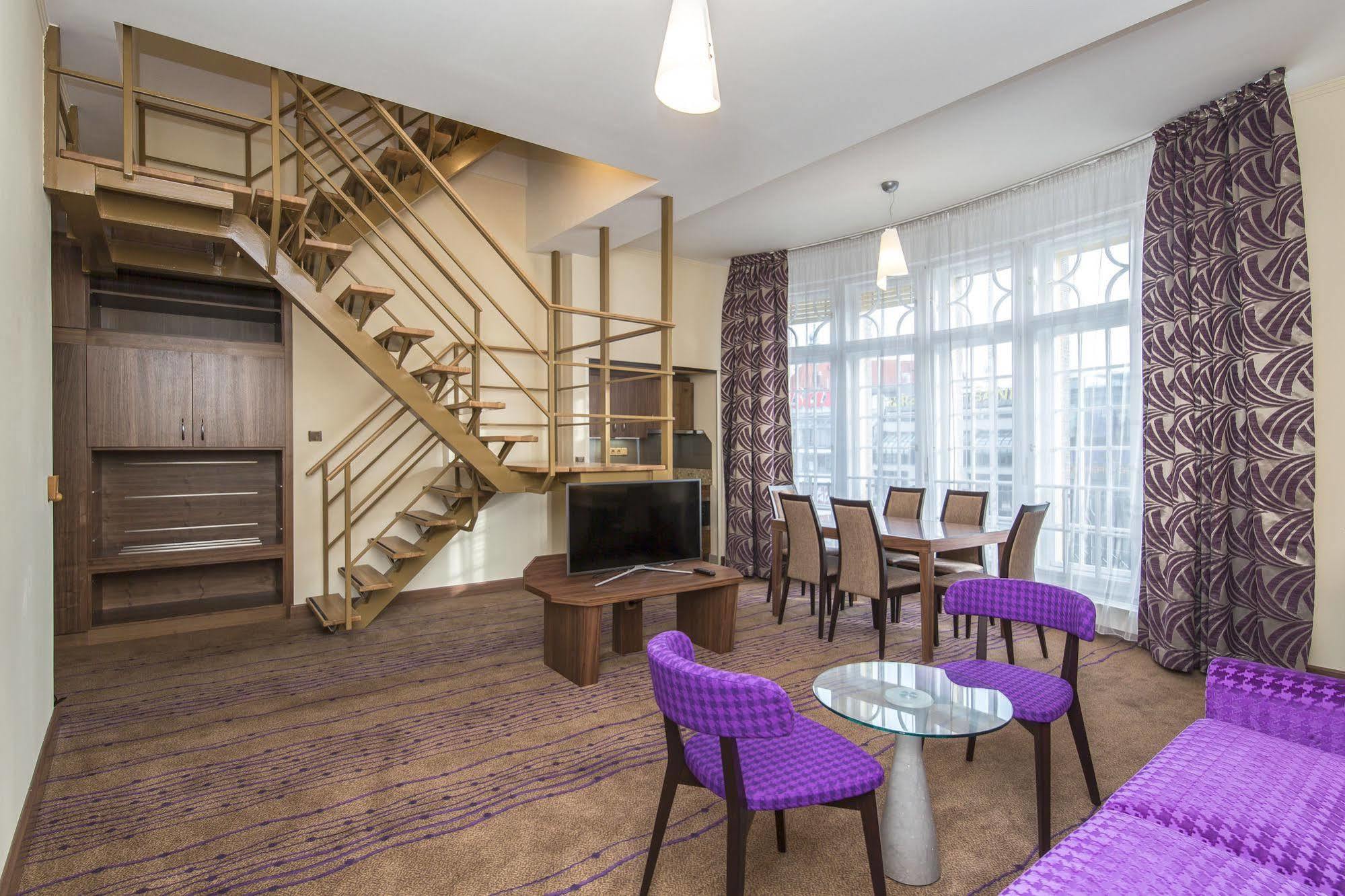 Merchants Crown Suites And Spa Praha Bagian luar foto A suite at the Radisson Blu Hotel, Prague