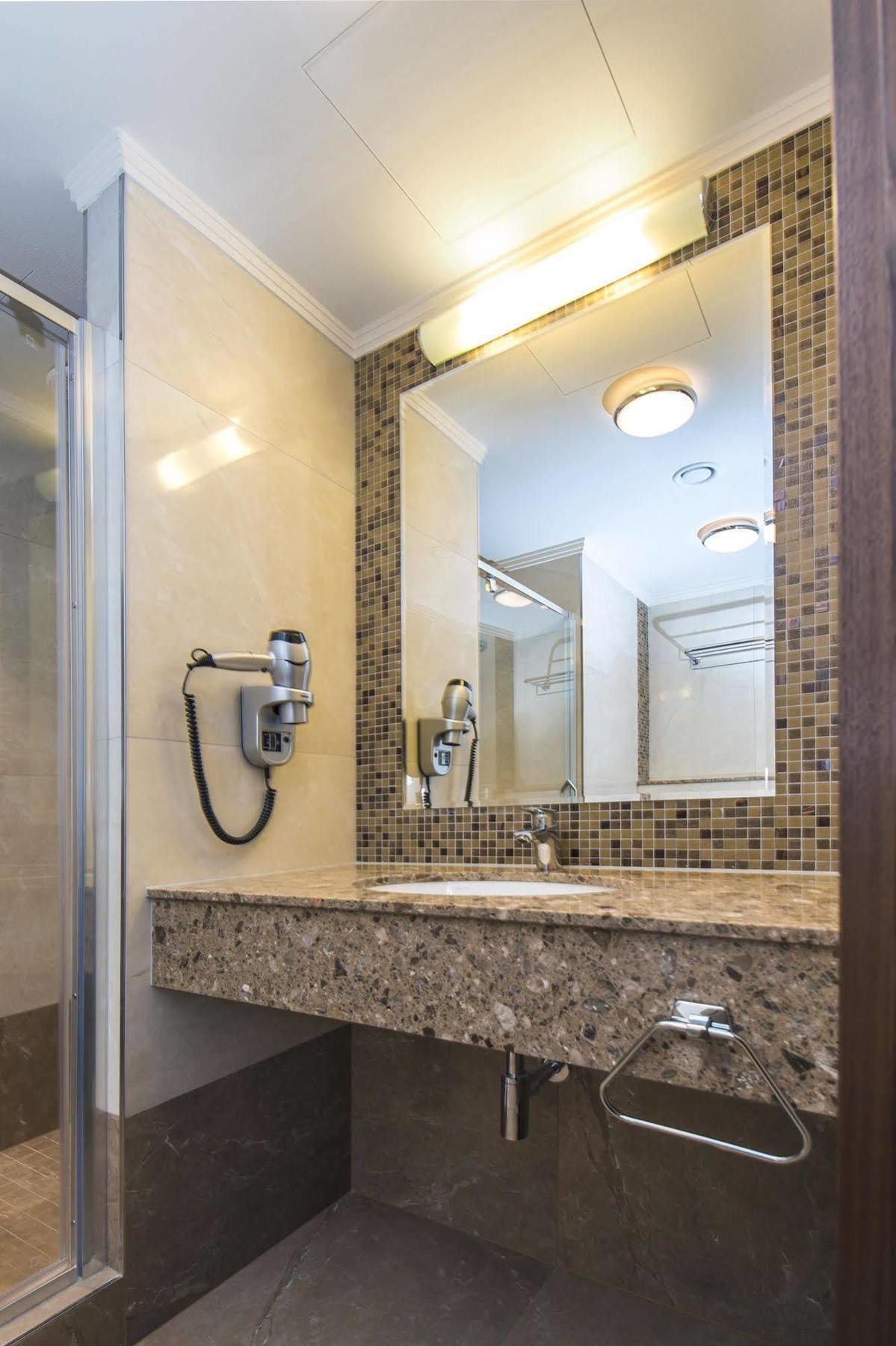 Merchants Crown Suites And Spa Praha Bagian luar foto Bathroom