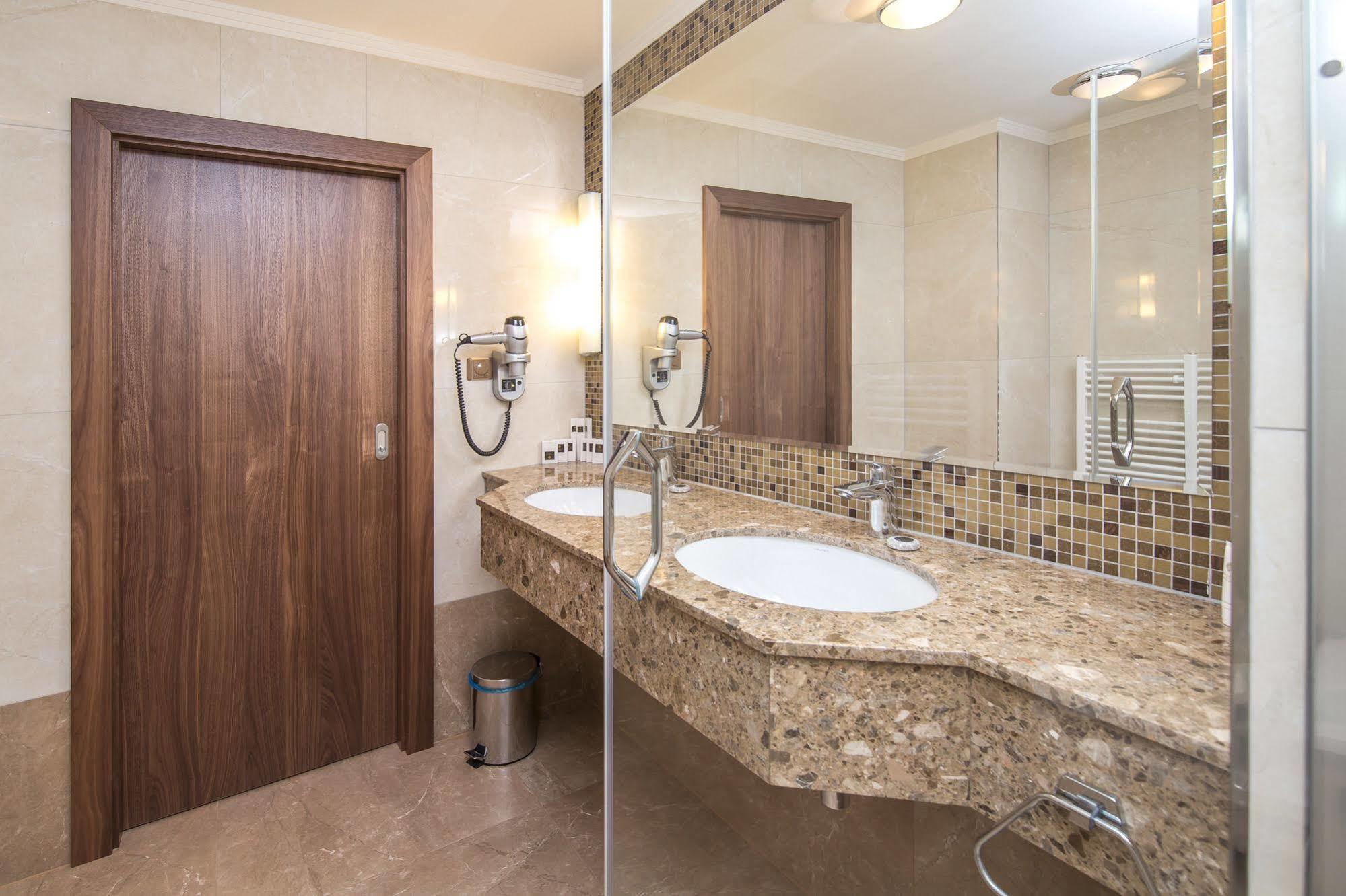 Merchants Crown Suites And Spa Praha Bagian luar foto Bathroom