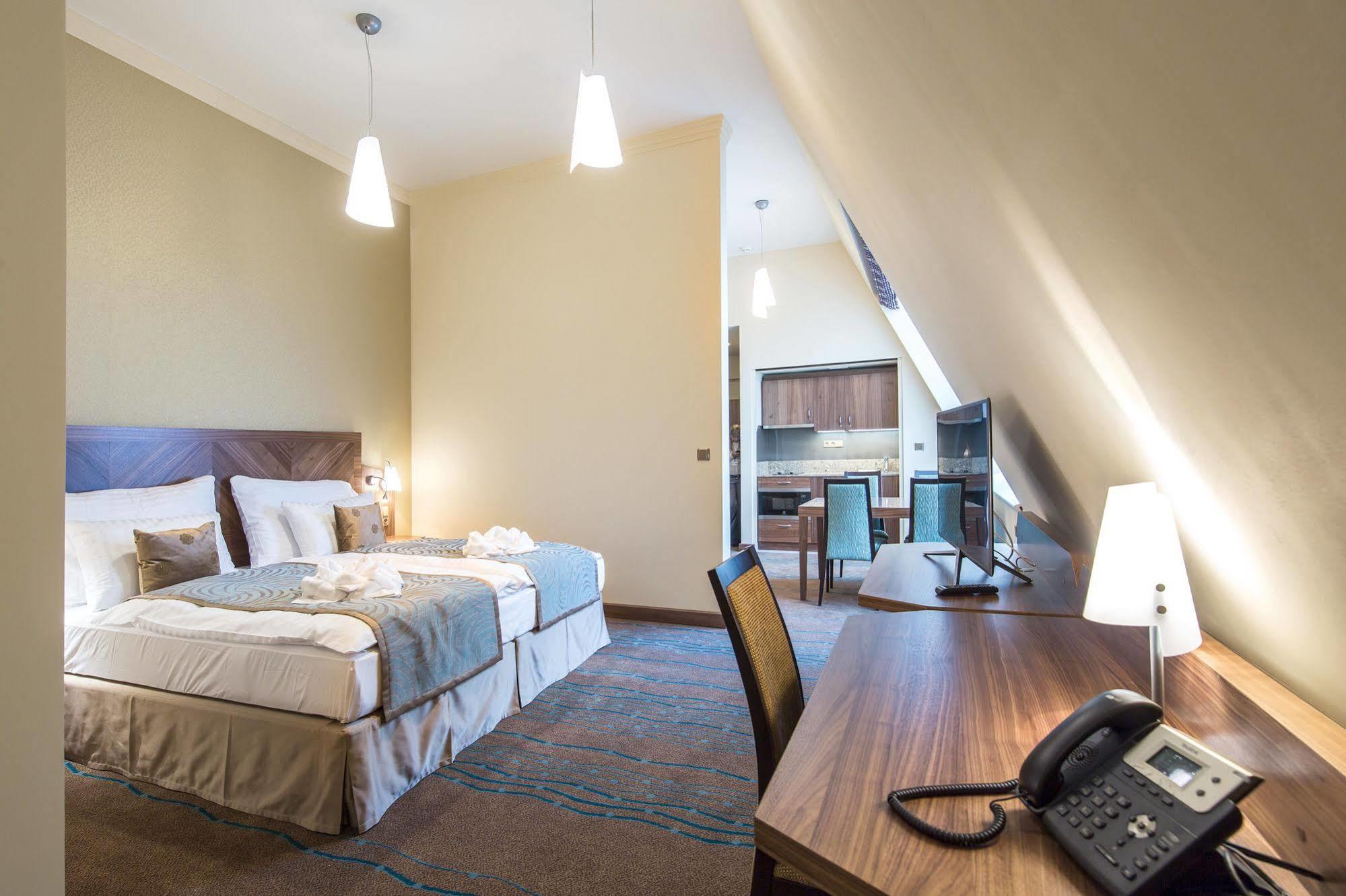Merchants Crown Suites And Spa Praha Bagian luar foto A typical room at the hotel