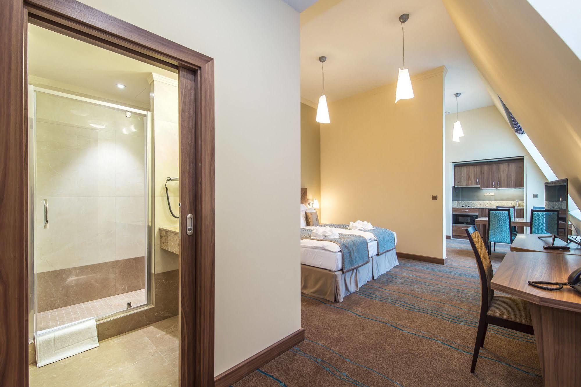 Merchants Crown Suites And Spa Praha Bagian luar foto A typical apartment