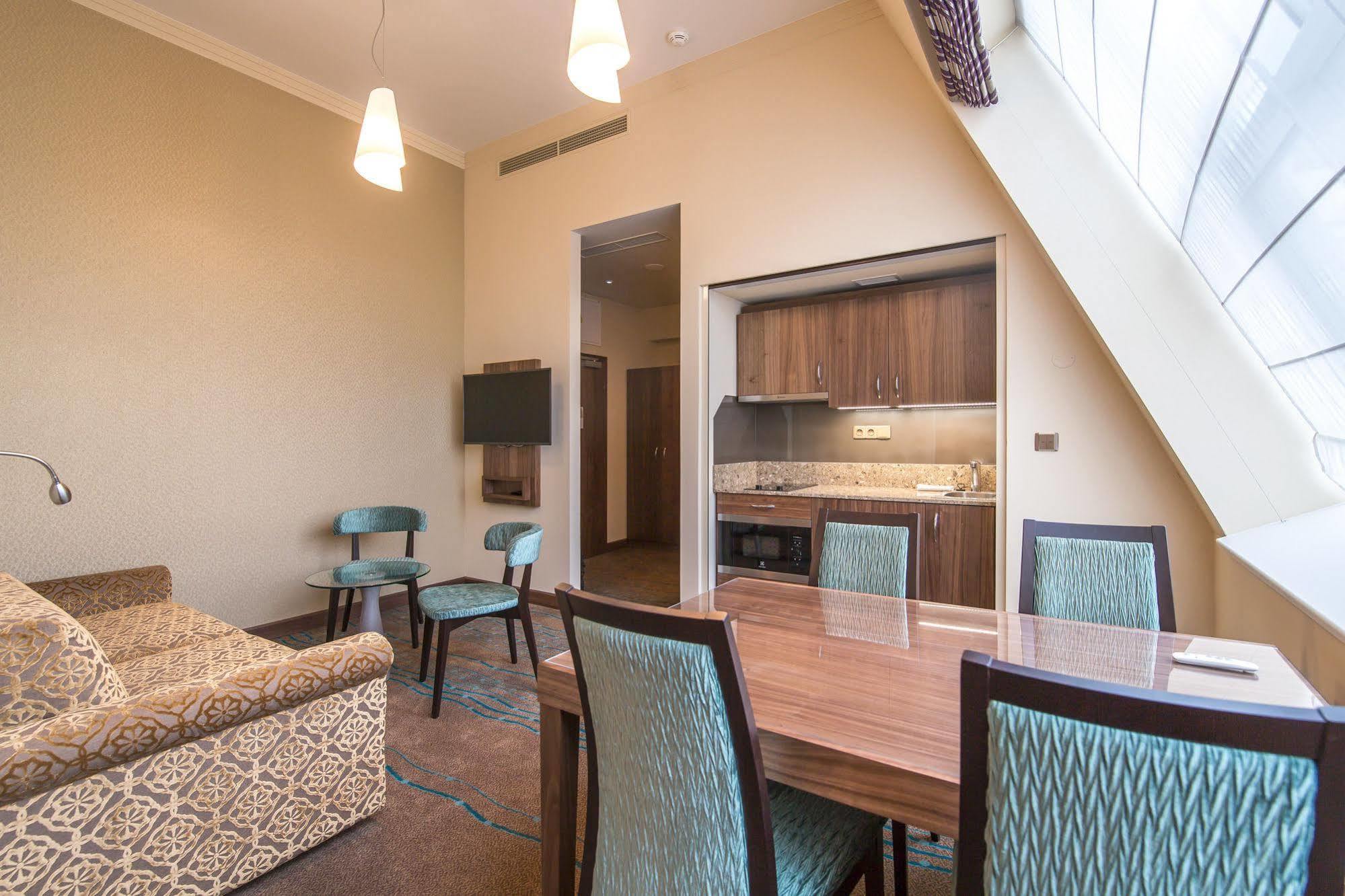 Merchants Crown Suites And Spa Praha Bagian luar foto A suite at the hotel