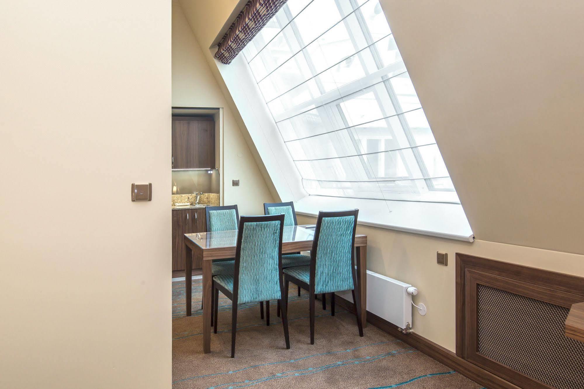Merchants Crown Suites And Spa Praha Bagian luar foto A Roman blind in a hotel room