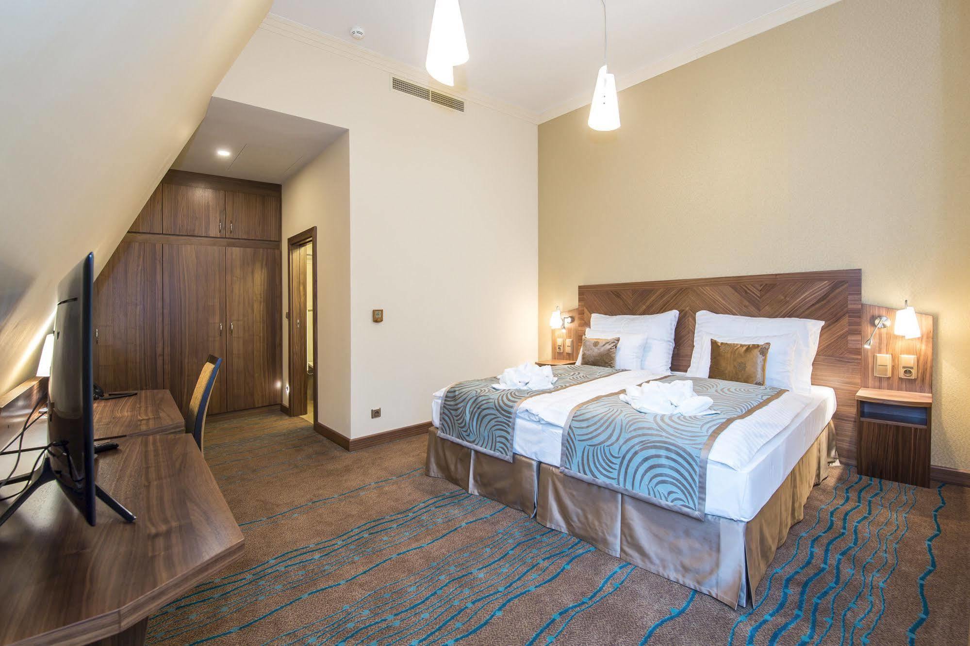 Merchants Crown Suites And Spa Praha Bagian luar foto A room at the hotel