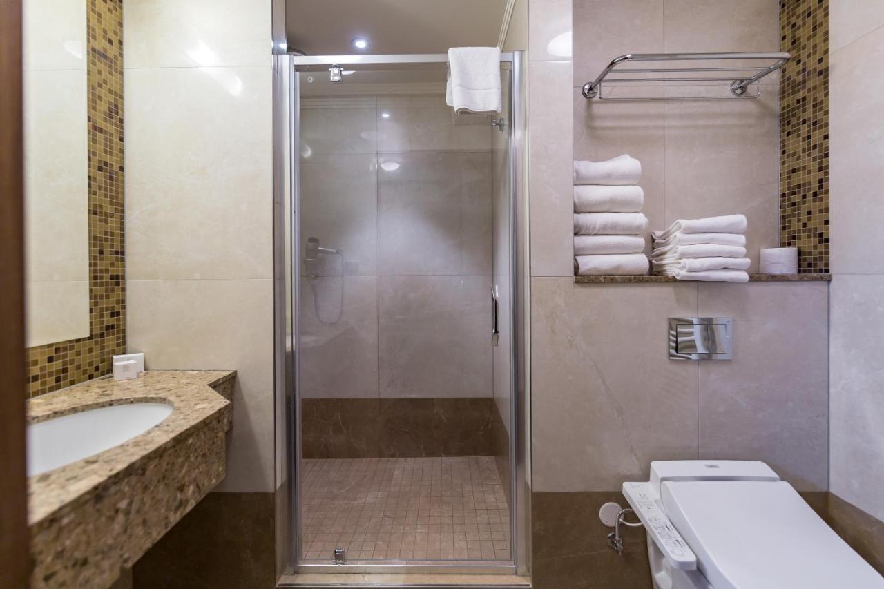 Merchants Crown Suites And Spa Praha Bagian luar foto A shower enclosure