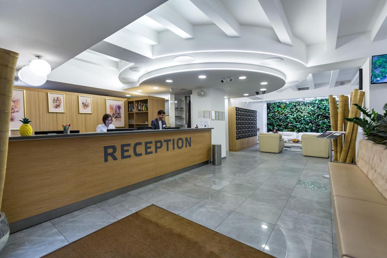 Merchants Crown Suites And Spa Praha Bagian luar foto Reception