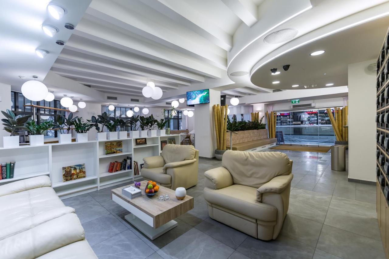 Merchants Crown Suites And Spa Praha Bagian luar foto Business lounge at Belgrade Nikola Tesla Airport