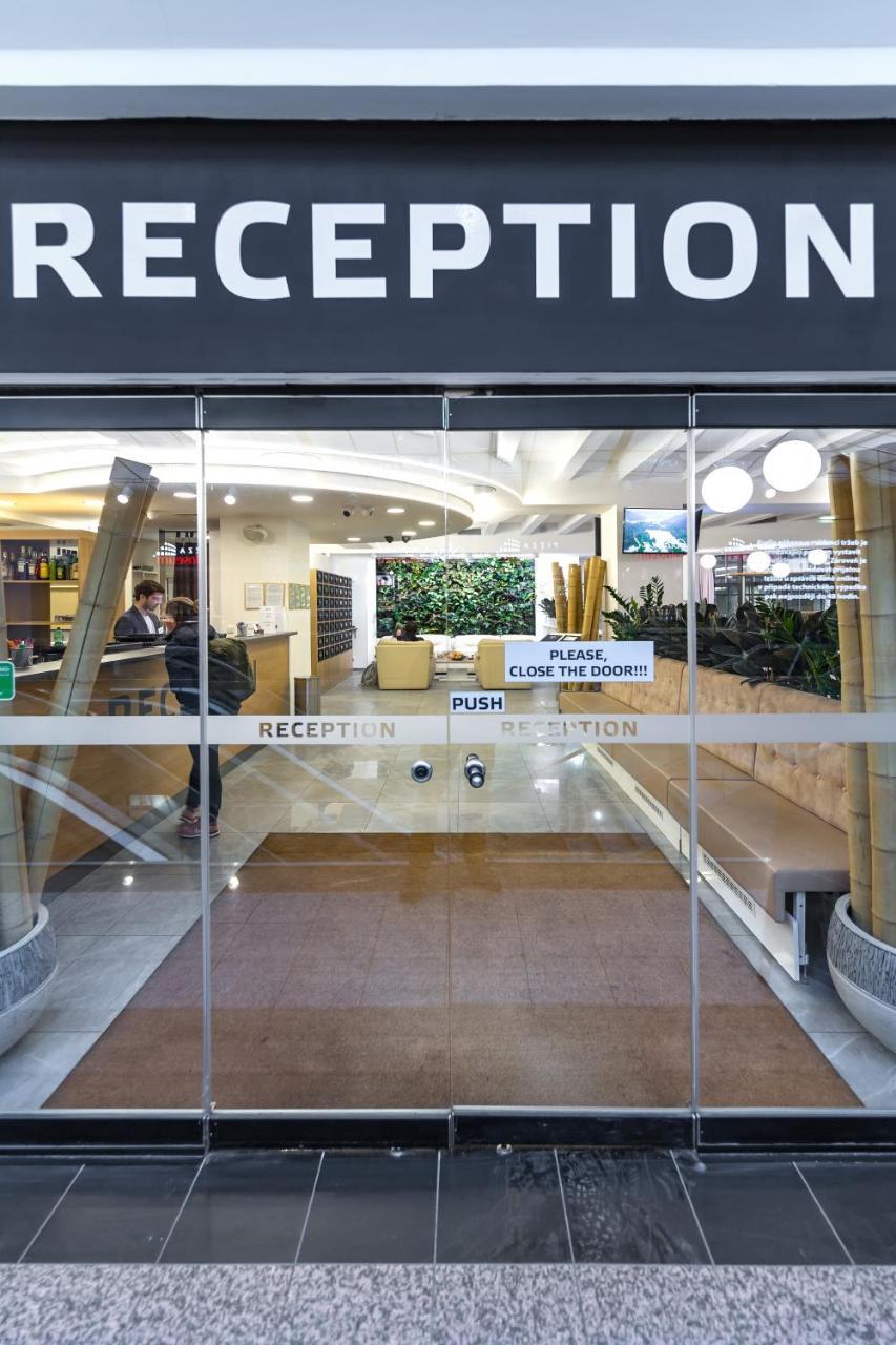Merchants Crown Suites And Spa Praha Bagian luar foto Automatic door