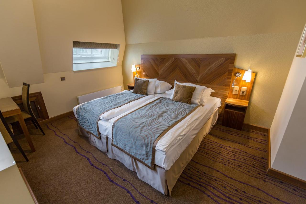 Merchants Crown Suites And Spa Praha Bagian luar foto A bedroom at the hotel