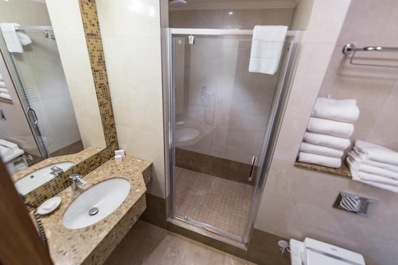 Merchants Crown Suites And Spa Praha Bagian luar foto A shower enclosure
