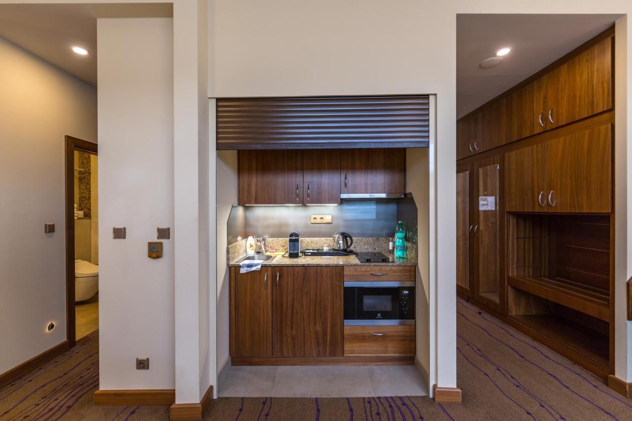 Merchants Crown Suites And Spa Praha Bagian luar foto A kitchenette in a hotel room
