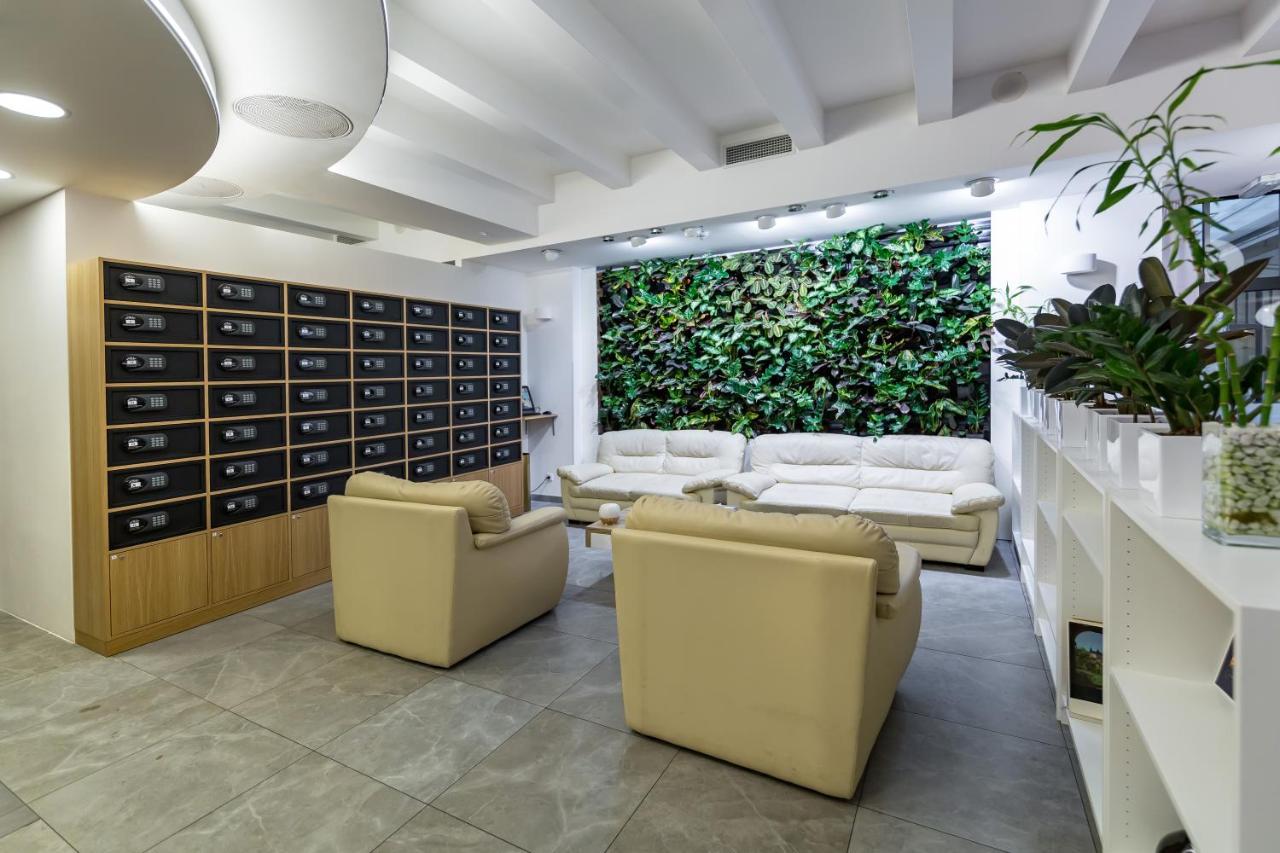 Merchants Crown Suites And Spa Praha Bagian luar foto Green wall in a modern office