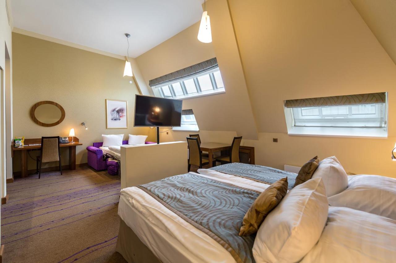 Merchants Crown Suites And Spa Praha Bagian luar foto A room at the hotel